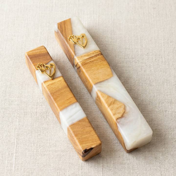 Vit harts & Medelhavets olivträ Mezuzah för wholesale av Mazal By Sara
