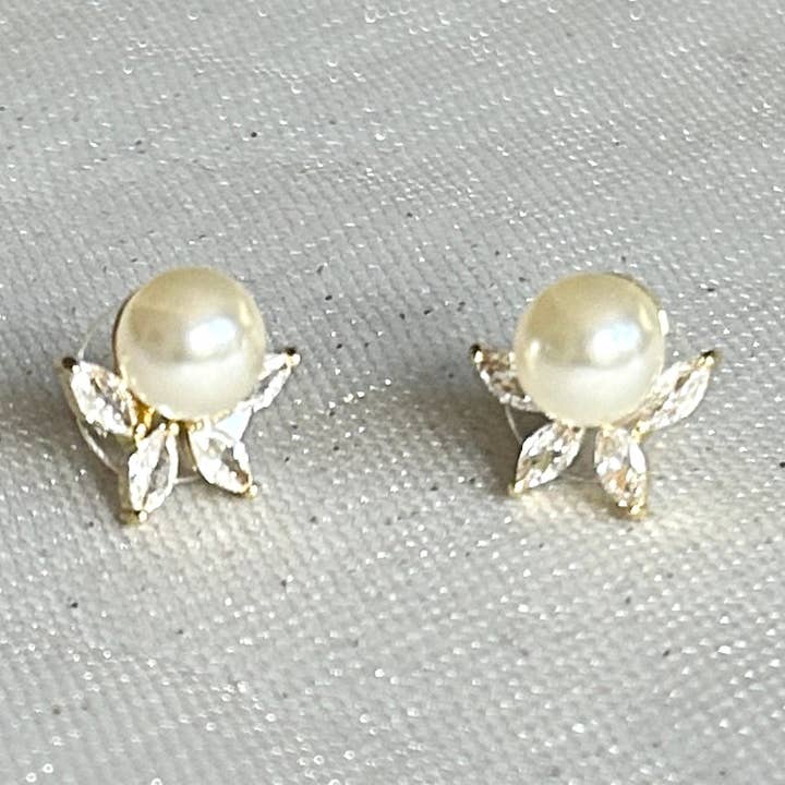 Boucles d'oreilles à tige en perles avec cristaux d'inspiration vintage pour la vente par QueenMee Accessories