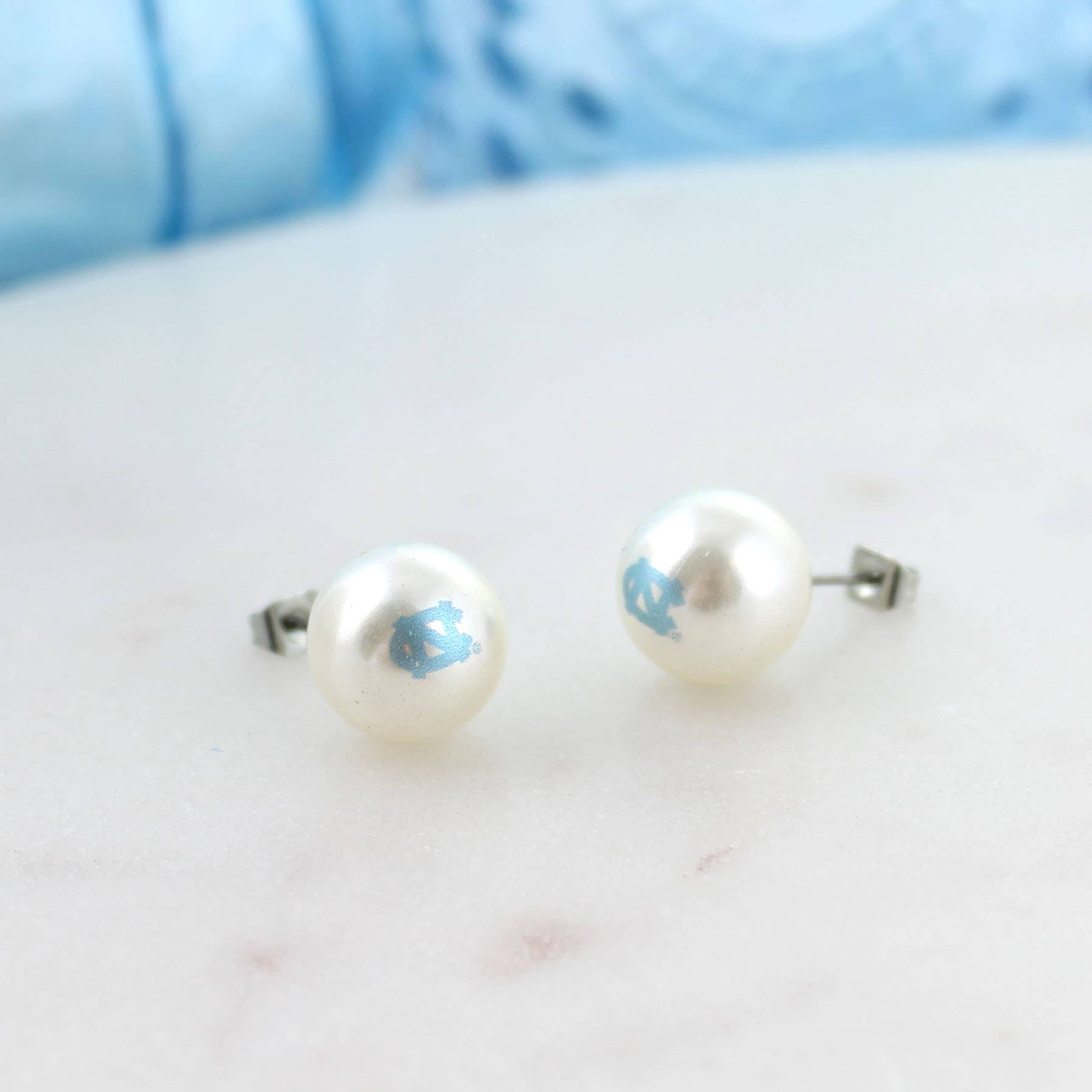 Seasons Jewelry – wholesale Solitärörhängen – North Carolina Logo Pearl Stud örhängen