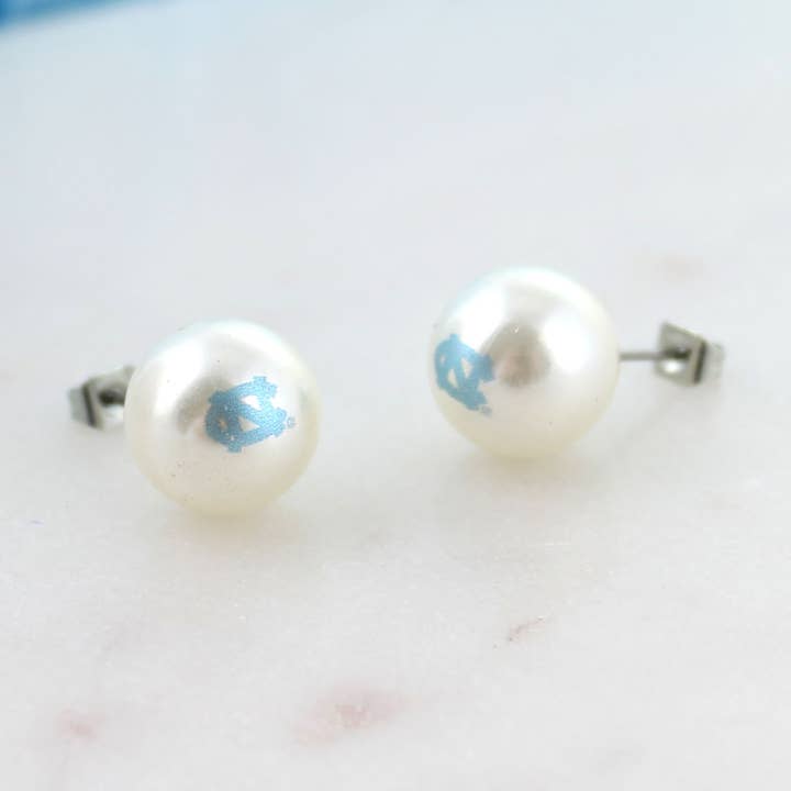 Seasons Jewelry – wholesale Solitärörhängen – North Carolina Logo Pearl Stud örhängen0
