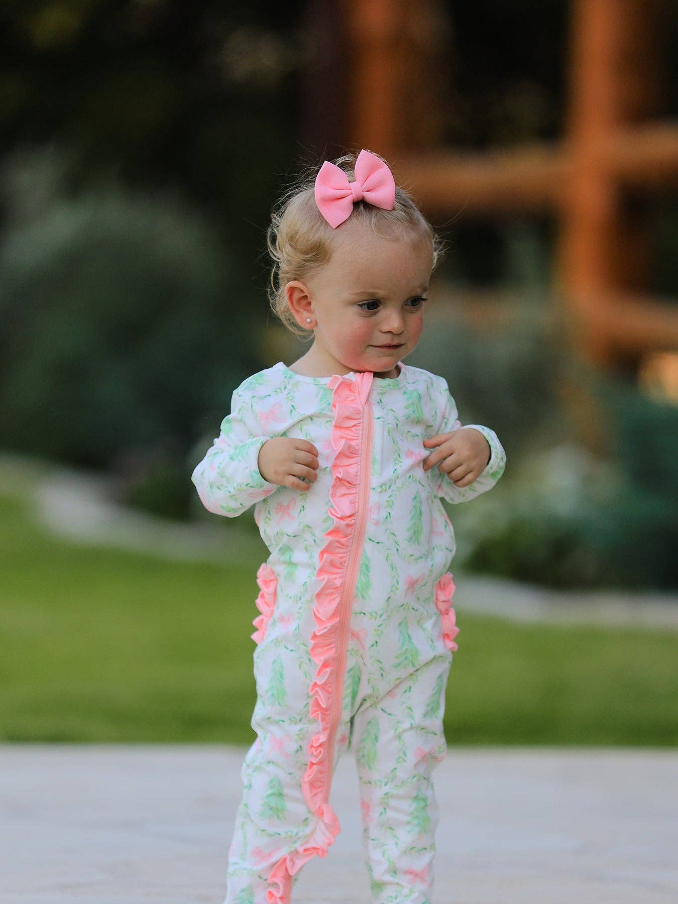 Rylee Faith Designs - Vente Barboteuse – bébé - Combinaison à manches longues avec fermeture éclair et imprimé de couronne d'arbre de Noël pour bébé fille1