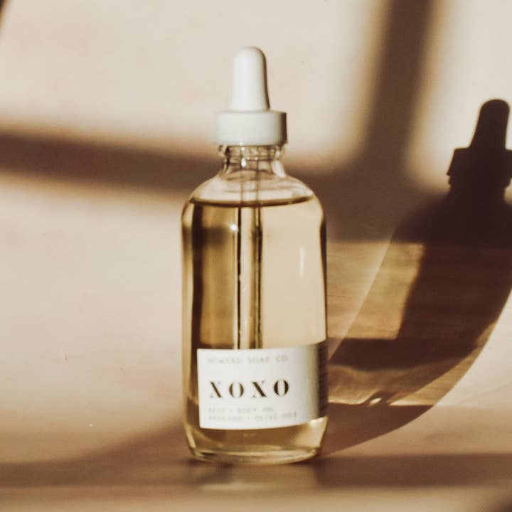 Huile pour le corps XOXO pour la vente par Howard Soap Company