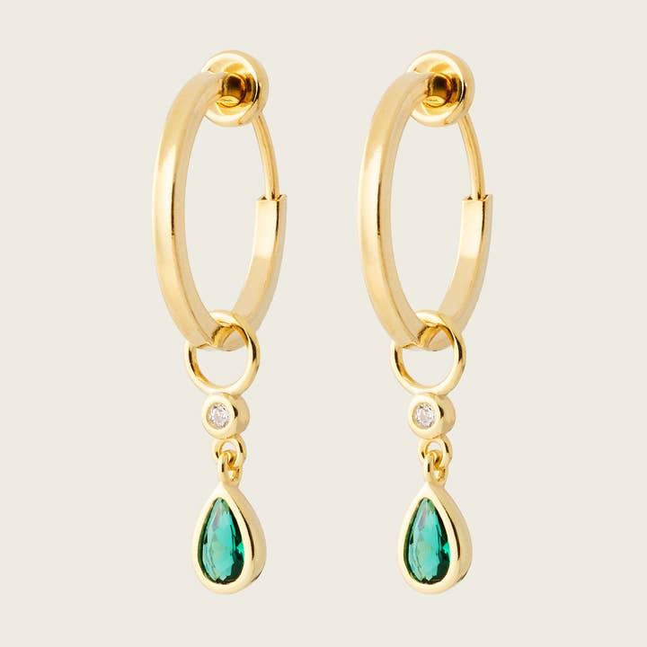 Smaragdgröna droppformade creoler med clips i guld för wholesale av Aiori