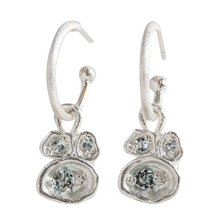 Boucles d'oreilles créoles en argent et lichen aigue-marine pour la vente par Claire Hill Designs