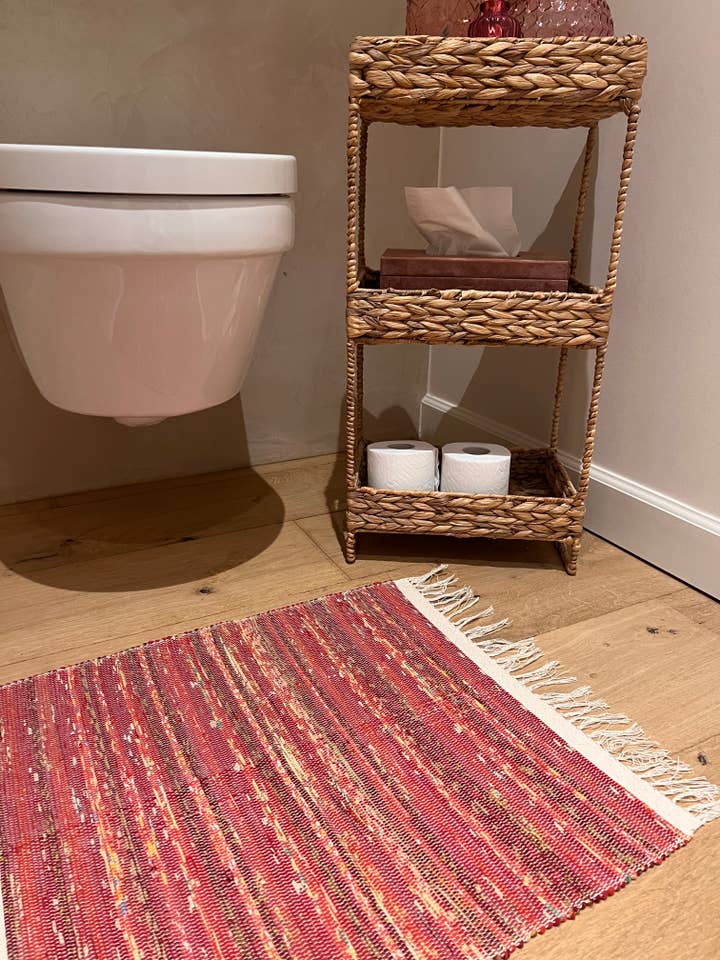 Nouveau tapis de toilette sari tissé à la main - (Flamme rouge) pour la vente par Crafts by Solid