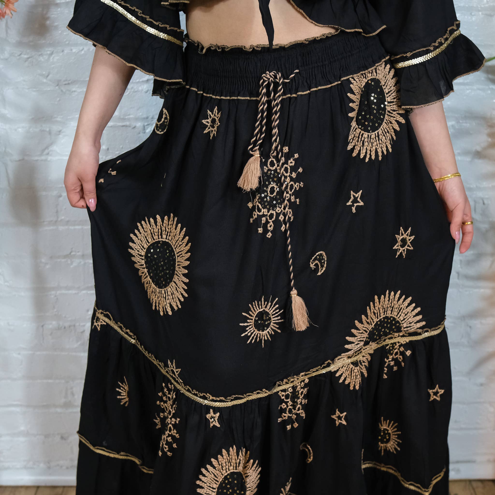 Karma Nepal Crafts – Großhandel Set aus Oberteil und Rock – Damen – Fließender, gestufter Rock mit Handstickerei und Oberteil mit Rüschenärmeln9