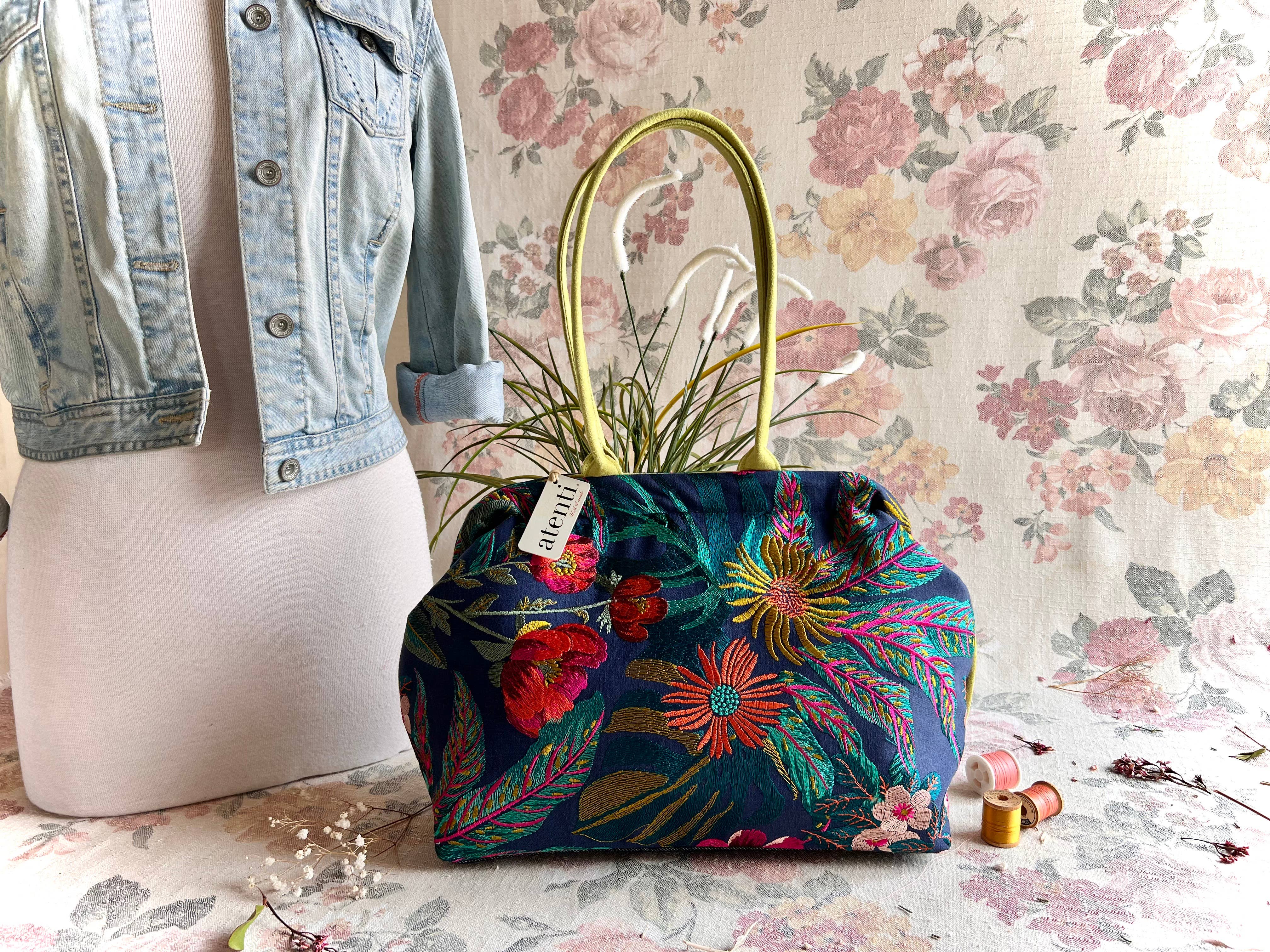 Atenti – Mala com alça superior – Mulher por atacado – Bolsa Doutora Moderna Flora Molly com Armação de Metal e Fecho de Pressão23