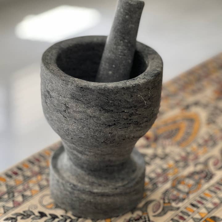 Petit mortier et pilon en stéatite – Broyeur à herbes et épices pour la vente par Seasonal Home Needs Soapstone Cookwares
