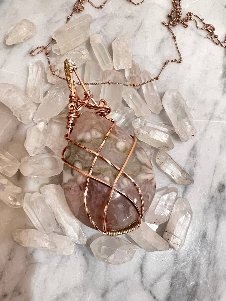 Pendentif en agate florale pour la vente par Brooklyn Belle Designs
