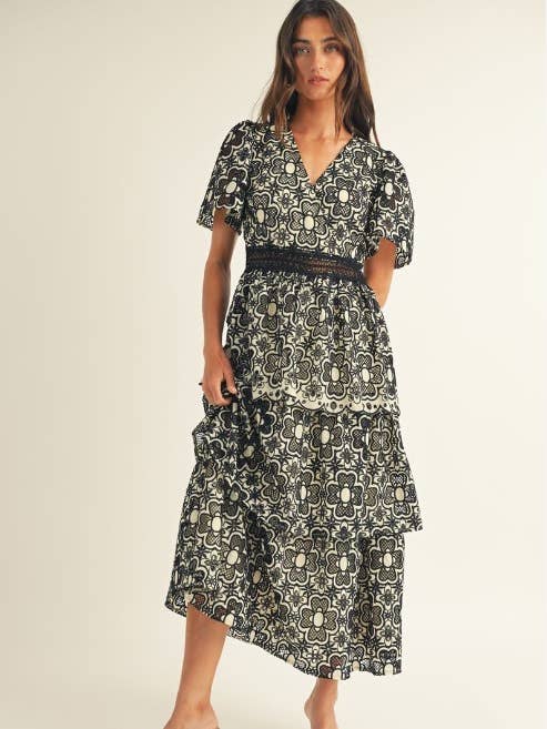 Vestito a portafoglio a maniche corte con dettagli ricamati per la vendita all'ingrosso da parte di JUST ME