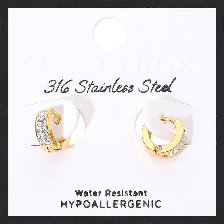 GEHEIME BOX_Edelstahl mit Steinen besetzte kleine Huggie-Creolen für den Großhandel von Sensibling Corp.