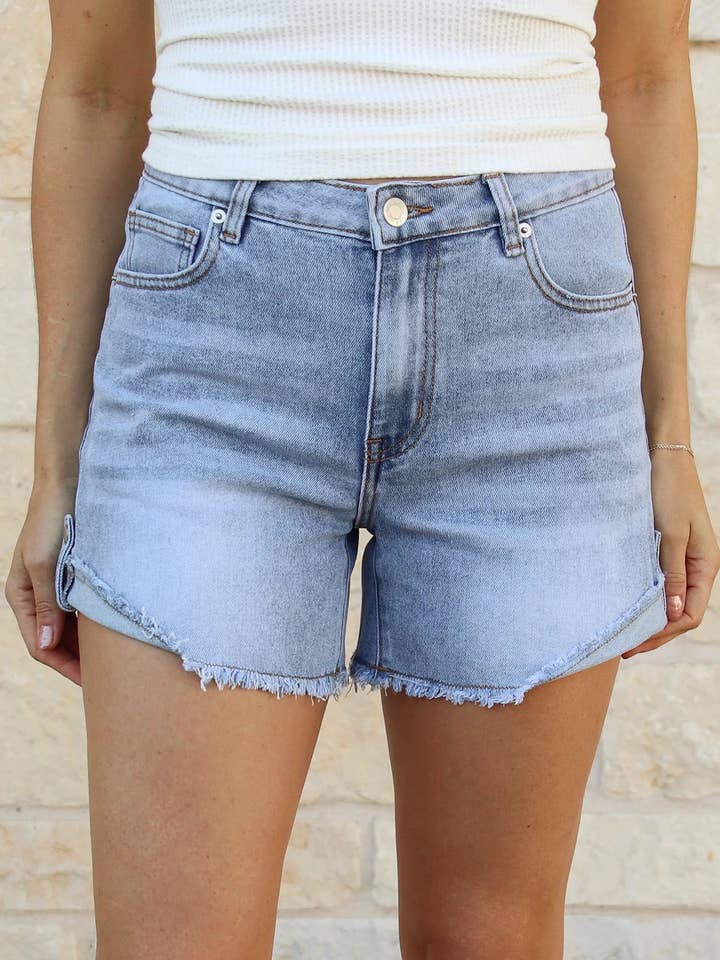 Short en jean à ourlet tombant en délavé clair. pour la vente par Grace and Lace