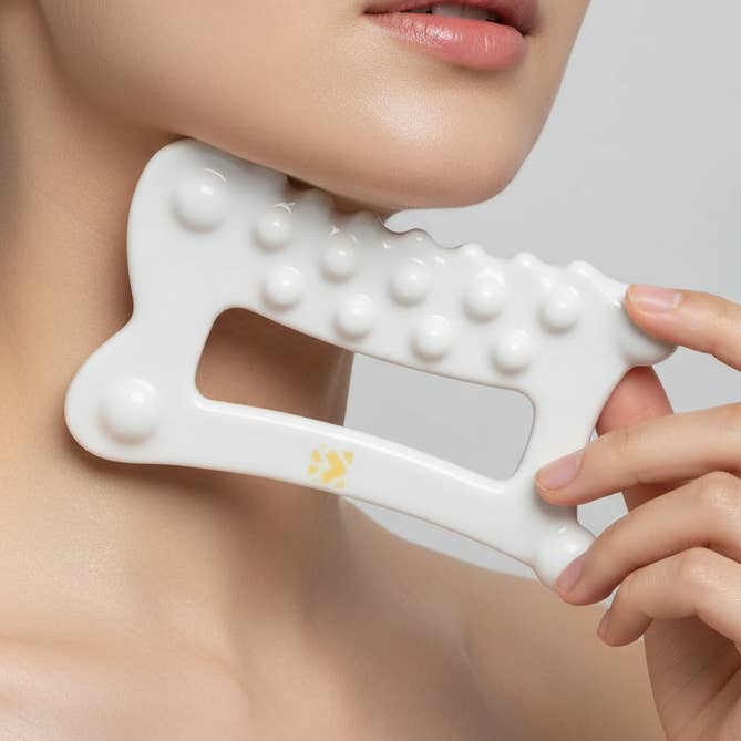 Großer vielseitiger Gesichts- und Körper-Keramik-Gua Sha mit Beutel für den Großhandel von CELEMENT /IN YOUR GLOW