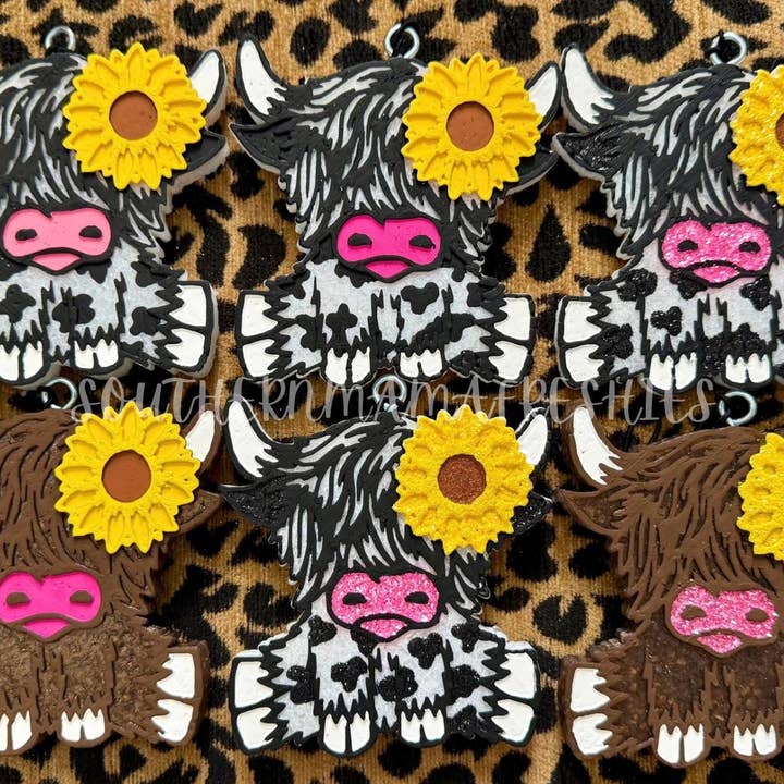 Vache Highland avec désodorisant de voiture tournesol pour la vente par Southern Mama Freshies & More