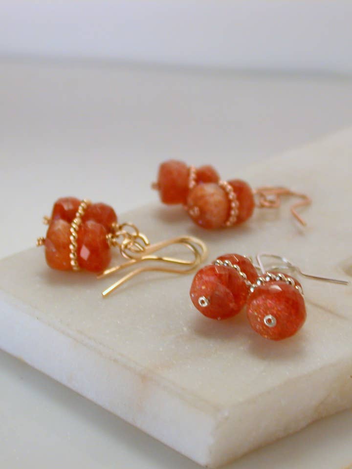 Kleine Edelstein-Stapel. Sonnenstein-Edelstein-Stapel-Ohrringe. für den Großhandel von Linda Trent Jewelry