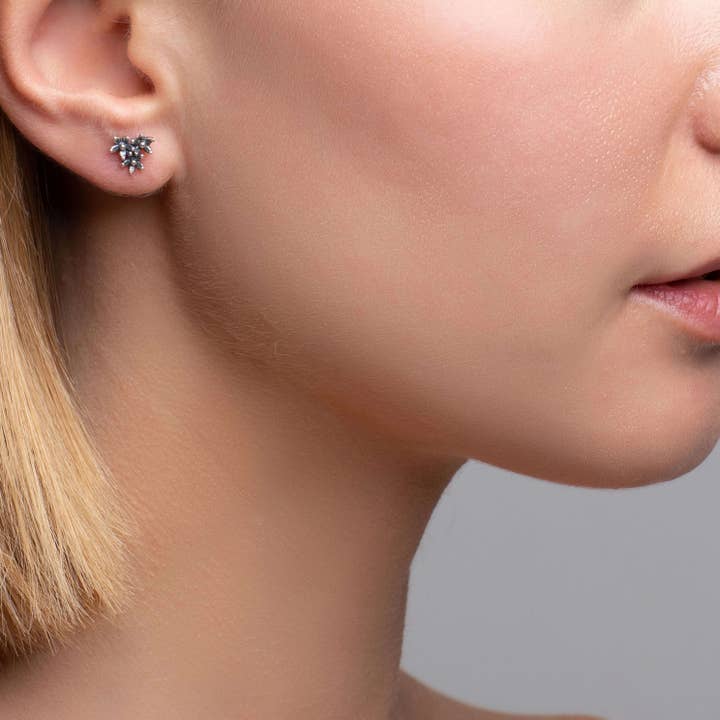 Orecchino Daisy per la vendita all'ingrosso da parte di Mimi + Marge