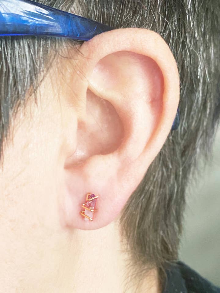 Mini-Ohrstecker aus geopfarbenem Kristall - Vera Cruz Amethyst für den Großhandel von Aimee Petkus Jewelry