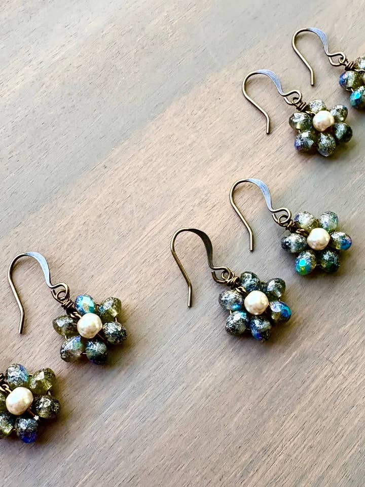 Brincos Cristal Beach Bloom em Fumo Brilhante por atacado de Twist Style