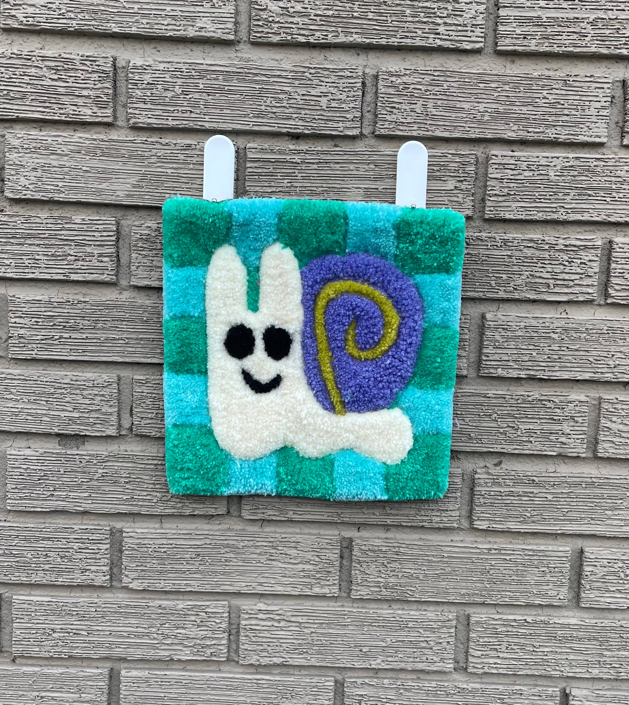 Hi Cutie – wholesale Wall Accent – Checkered Snail Tufted Wall Hanging4