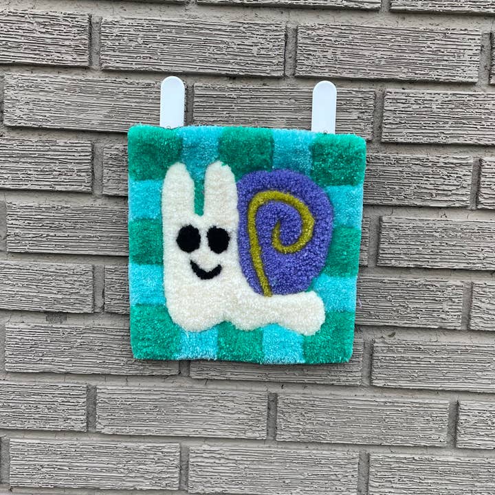 Hi Cutie – wholesale Wall Accent – Checkered Snail Tufted Wall Hanging4