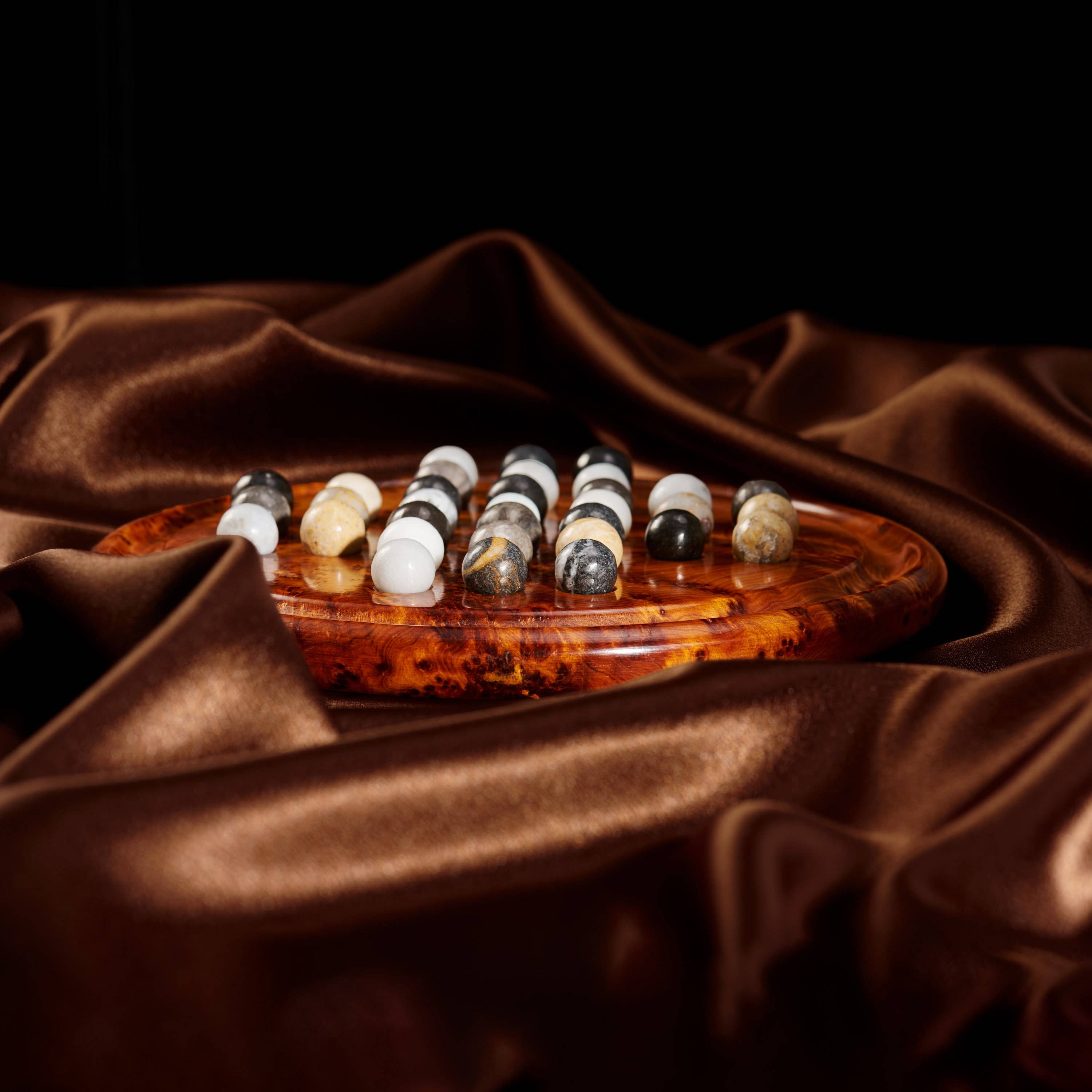 Yemma Goods - Venta al por mayor Juegos de mesa - Juego de Solitario Artesanal de Madera Thuya con Bolas de Mármol7