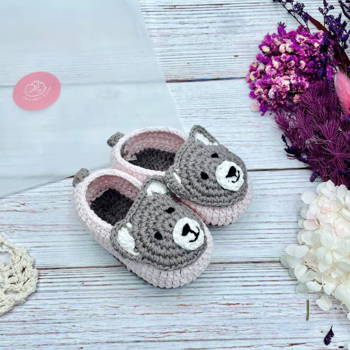 CherisherBabies – Engroshandel Barselsgave – Håndlavede Hæklede Baby Støvletter, Bjørn Toy til Nyfødt Baby Gaveæske, Køn Neutral Baby Gave, Baby Shower