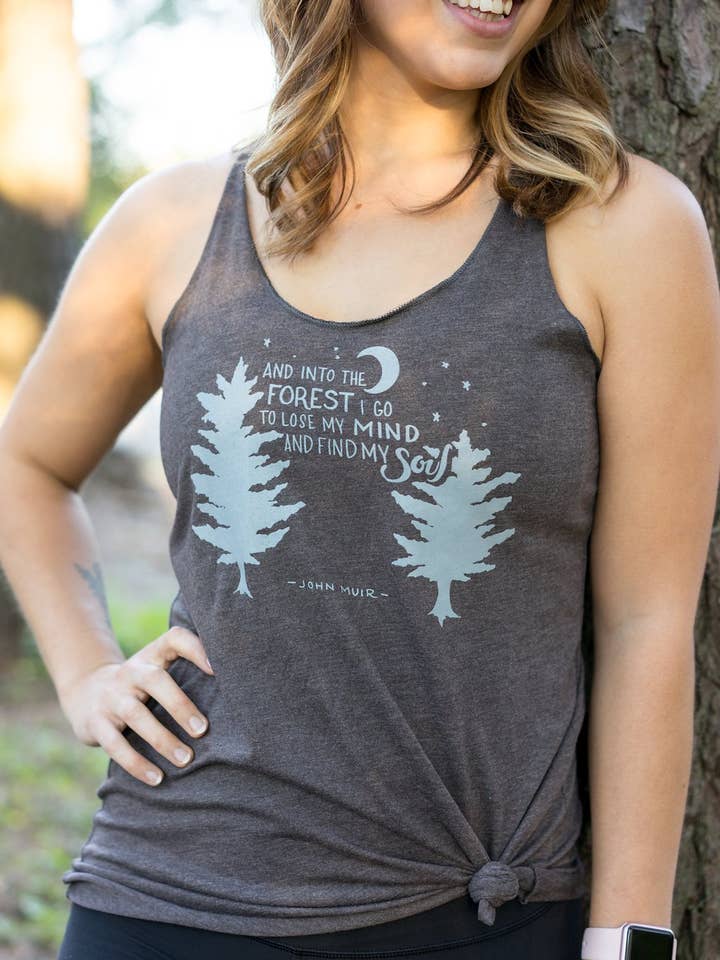 Het bos in ga ik Racerback Tank voor wholesale door Violet Lotus