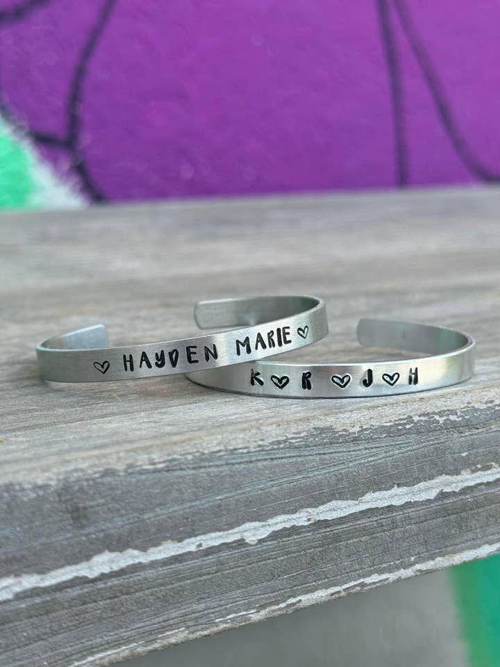 Kundenspezifische handgestempelte Manschettenarmbänder für den Großhandel von Briano Wholesale