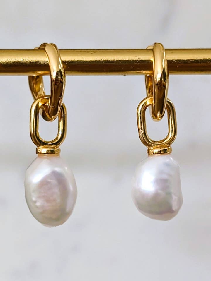 Gli orecchini di perle Statement per la vendita all'ingrosso da parte di Lapis London