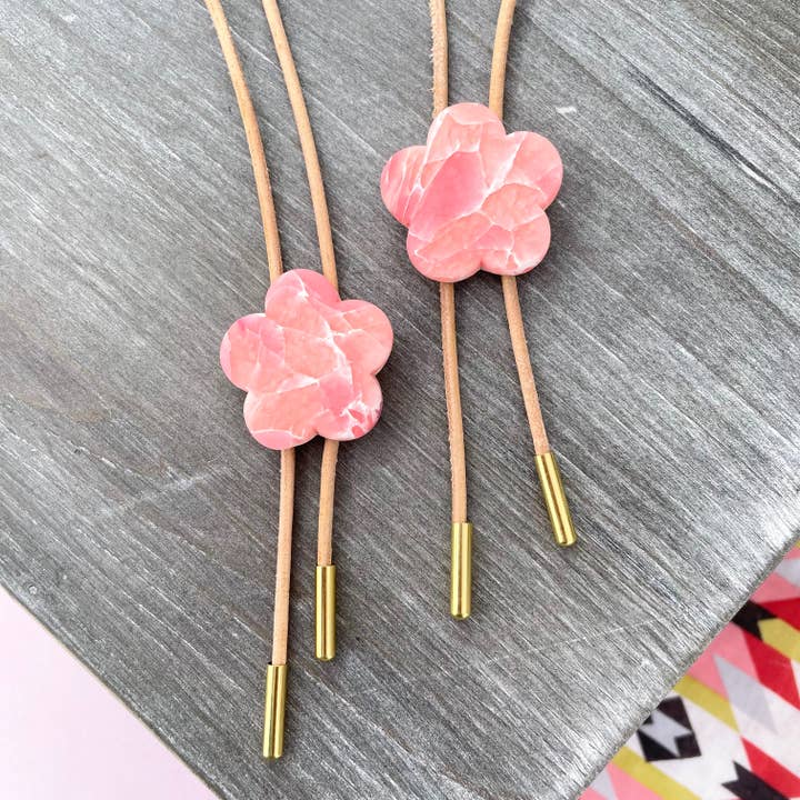 Bolo-Krawattenhalskette aus Marmorblume aus Kunststein für den Großhandel von Lucky Bolo