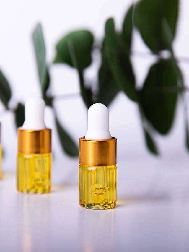 Sample-size face oil for wholesale by Dermatoloqi