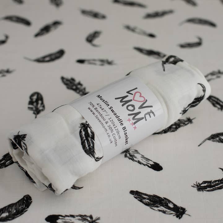 Lange à plumes monochromes pour la vente par Love Mom