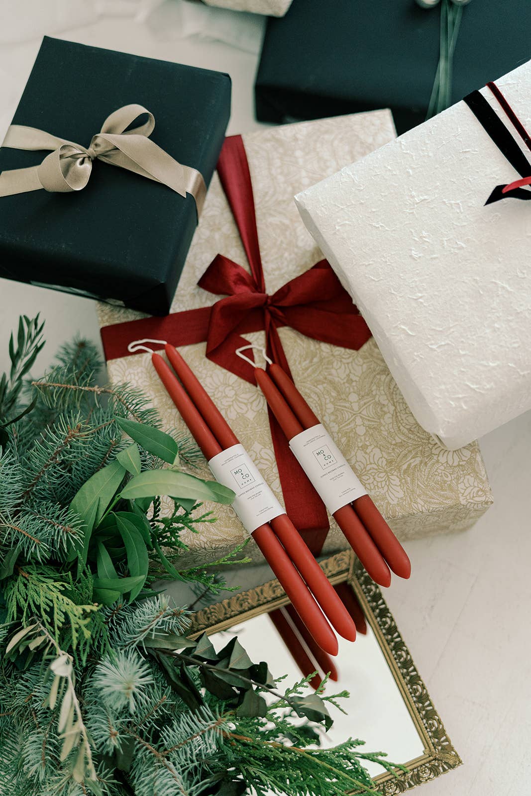 Mo&Co Home - Wholesale Taps toelopende kaars/kandelaar - Berry Red gedipte bijenwas stompkaarsen | 100% natuurlijk5