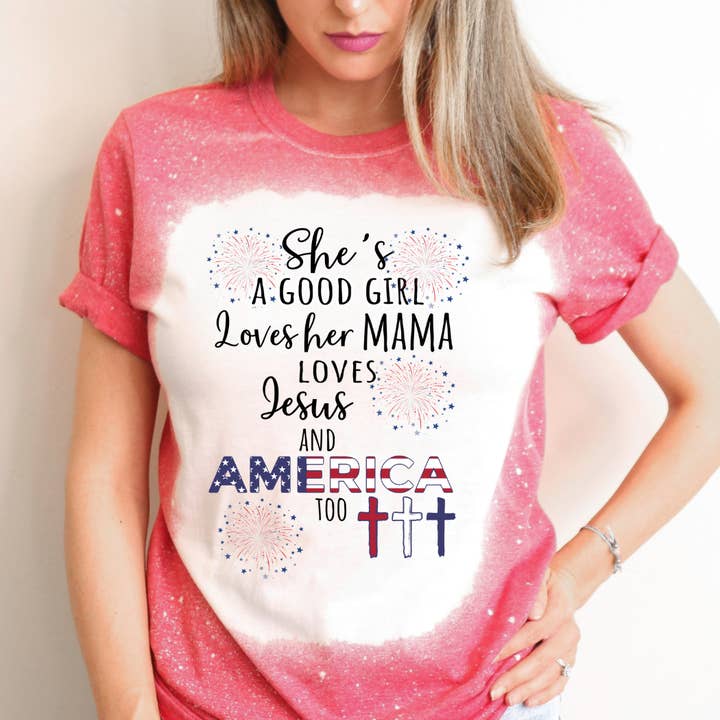 È una brava ragazza ama la sua mamma ama la maglietta sbiancata del 4 luglio per la vendita all'ingrosso da parte di Hello Gorgeous Apparel