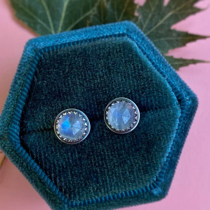 Ohrstecker mit Rosenschliff — Regenbogen-Mondstein für den Großhandel von Blue and Blue