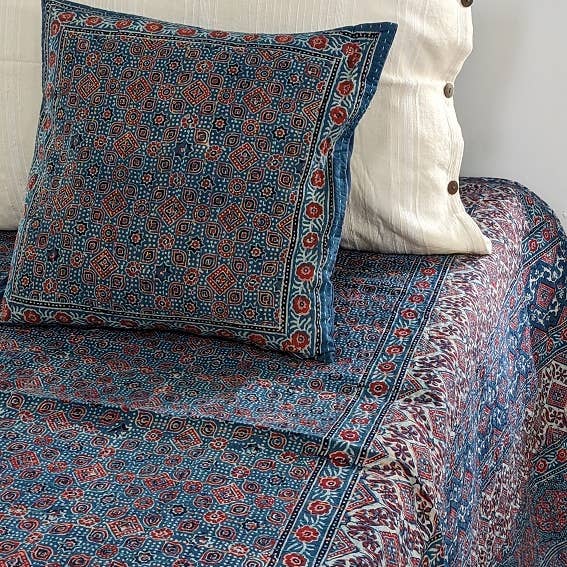 Edredón Kantha Ajrakh, 90 x 108 pulgadas, índigo y rojo para venta al por mayor de natural habitat
