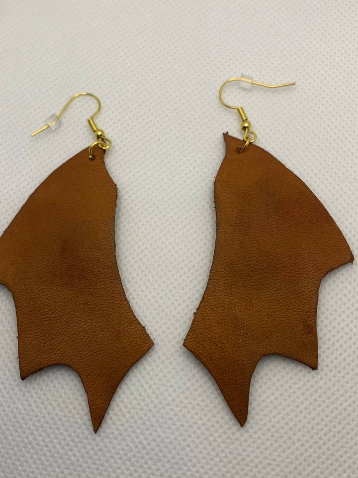 Boucles d'oreilles pendantes en cuir fait main en forme d'aile de chauve- pour la vente par Halloween Life