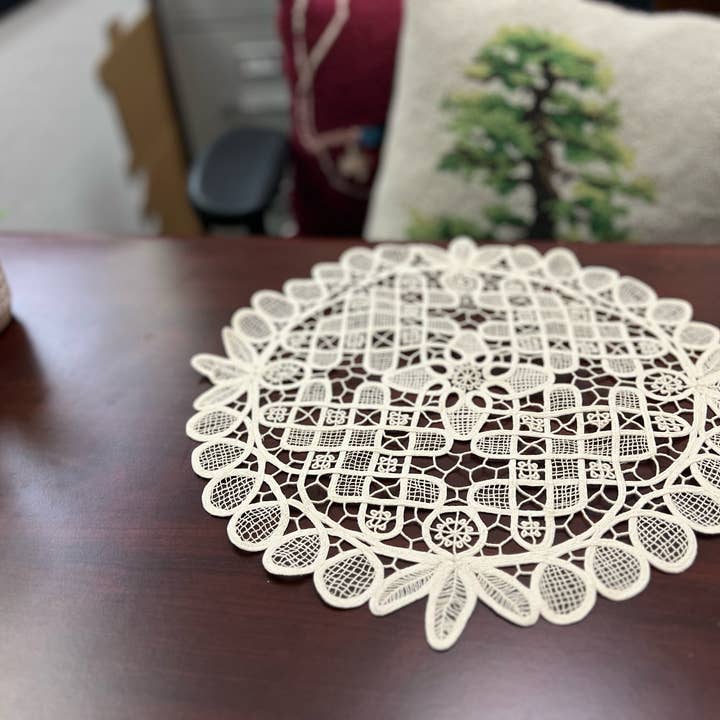 Peking Handicraft – Engroshandel Mellemlægsserviet – Annie's Treasures Doilies Machine Broderet Battenburg