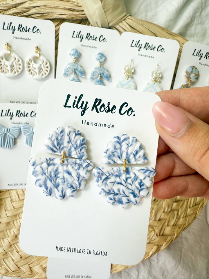 Blauwe en witte bloemige waaieroorbellen / Damesoorbellen voor wholesale door Lily Rose Co.