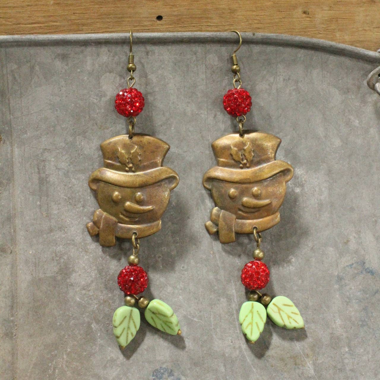 The Primitive Peddler, Inc. - Vente Boucles d'oreilles pendantes - Boucles d'oreilles pendantes Bonhomme de neige Houx Berry0