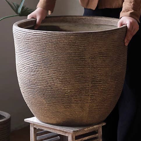 Rustic Reach - Wholesale Plant Pot - Vintage-Style Outdoor Planter1