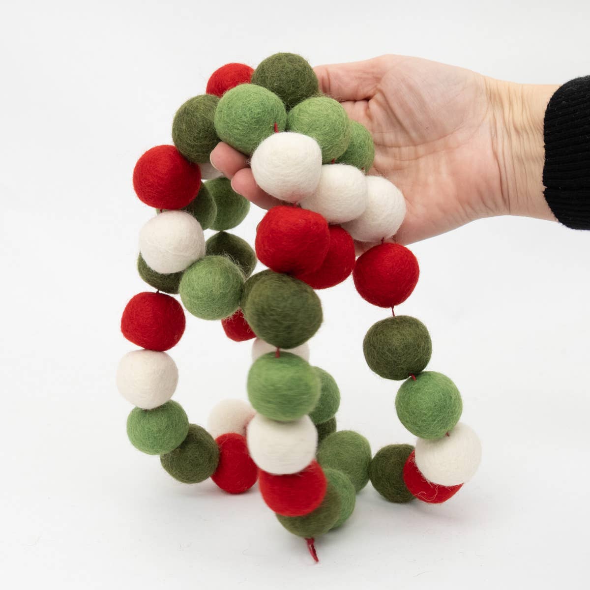 The Winding Road - Vente Fanion/guirlande - Guirlande de boules en feutre rouge, vert et blanc pour Noël - Décoration festive7