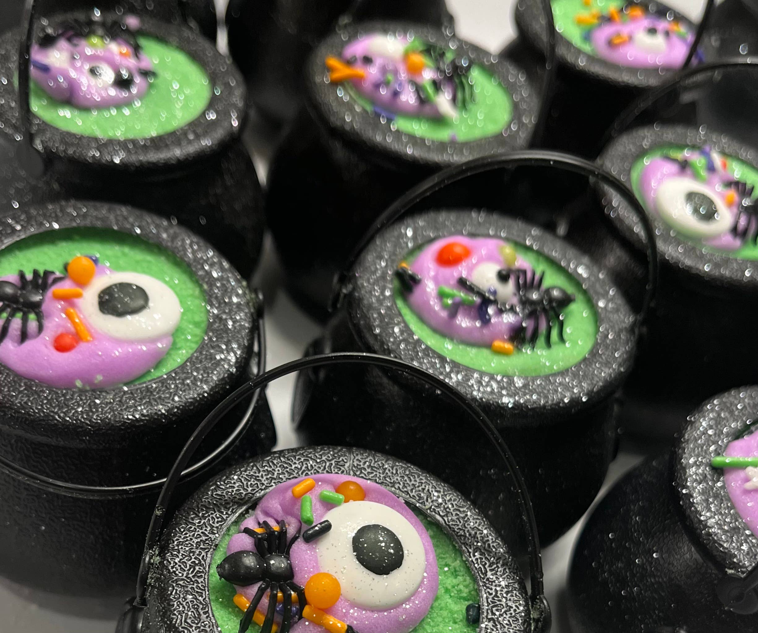 The Burlap Barn Company - Wholesale Bath Bomb/Fizz - Cauldron Bath Bomb2