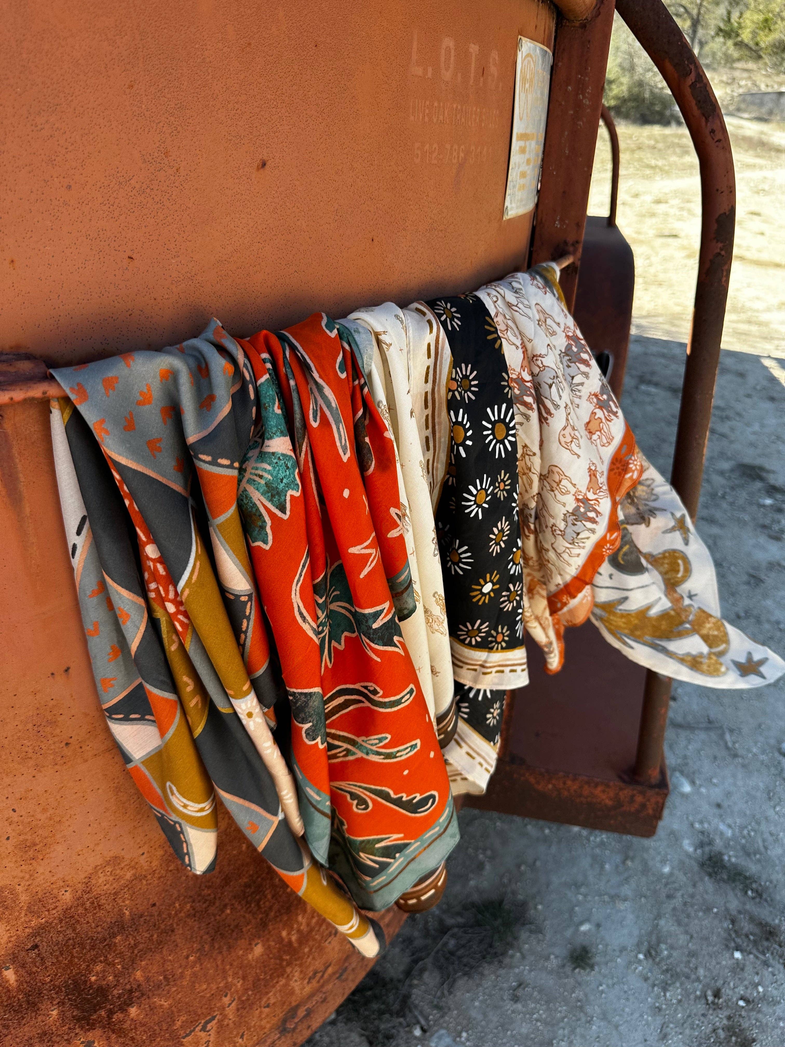 Tirzah Lane Art - Vente Écharpe – femme - Saddle Club Foulard en Soie Western Cowgirl Sauvage Artisan Cadeau5