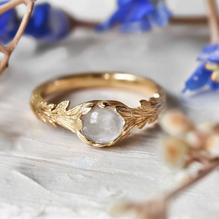 14-karaats gouden solitaire verlovingsring met witte maansteen voor wholesale door JADEDDESIGNNYC