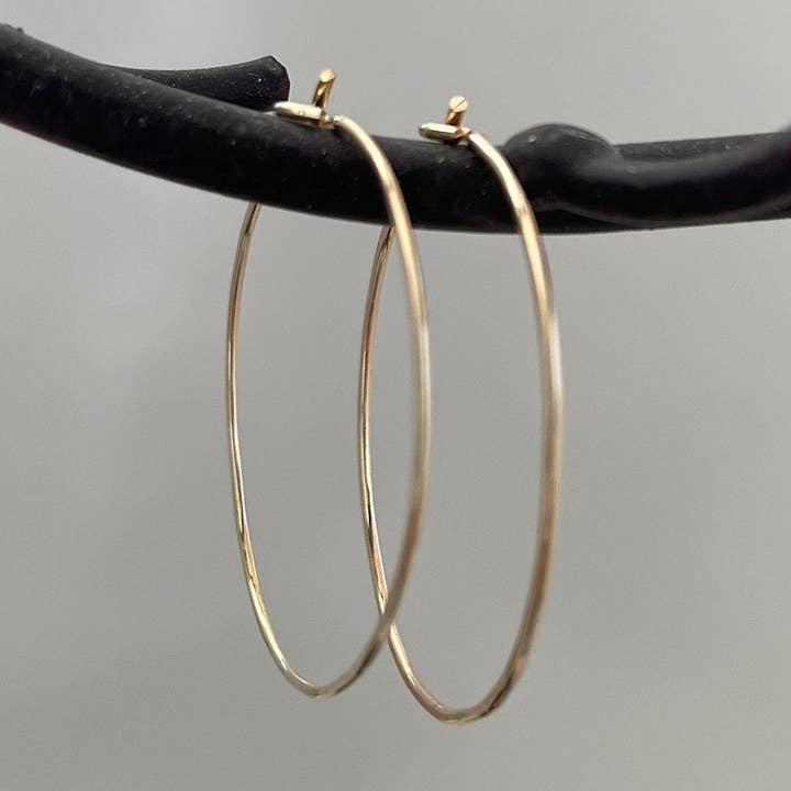 Cerceaux simples pour la vente par Isabelle Grace Jewelry