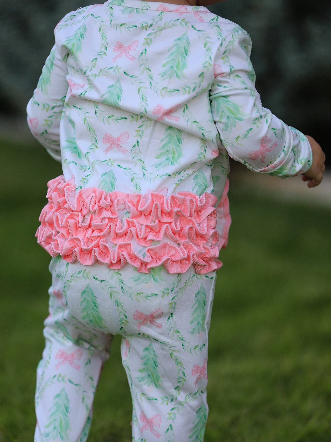 Rylee Faith Designs - Vente Barboteuse – bébé - Combinaison à manches longues avec fermeture éclair et imprimé de couronne d'arbre de Noël pour bébé fille2