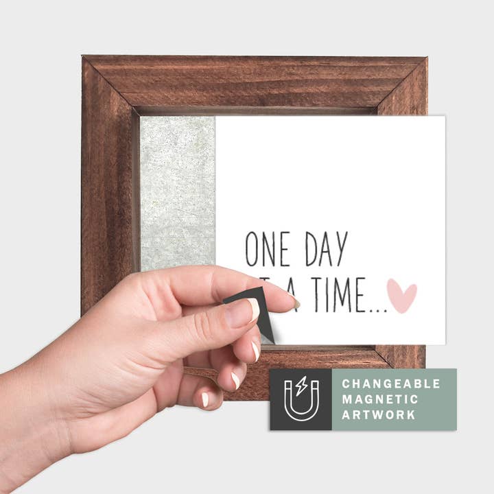 Inserto Decorativo Magnético Sazonal para Placa Intercambiável (Mini): Um Dia de Cada Vez | Simpatia | Placa Magnética em Branco Vendida Separadamente por atacado de Simpler Seasons Decor