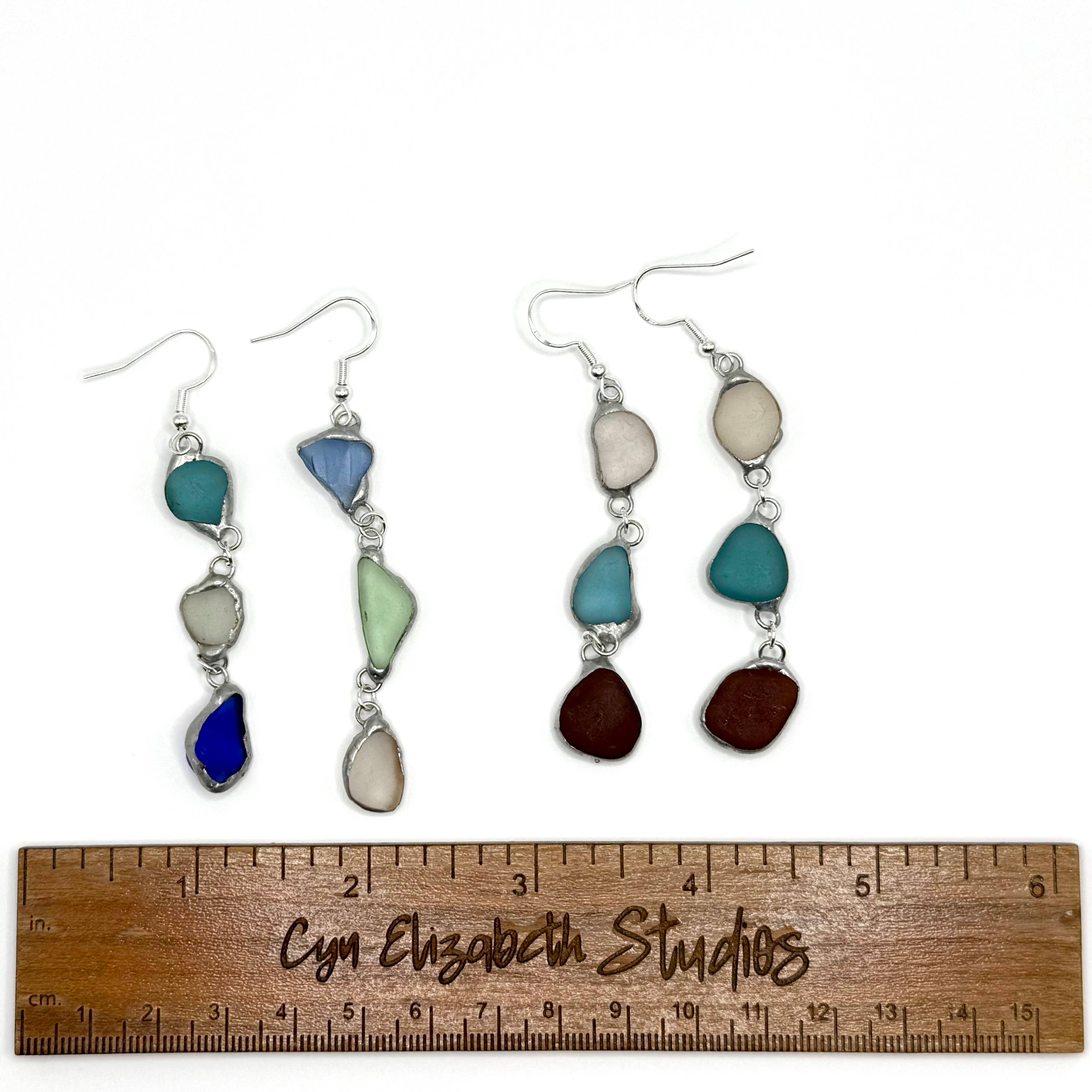 Cyn Elizabeth Studios - Wholesale Hangende/ronde oorbellen - Oorbellen van Zeeglas met Geschuurde Rijen1