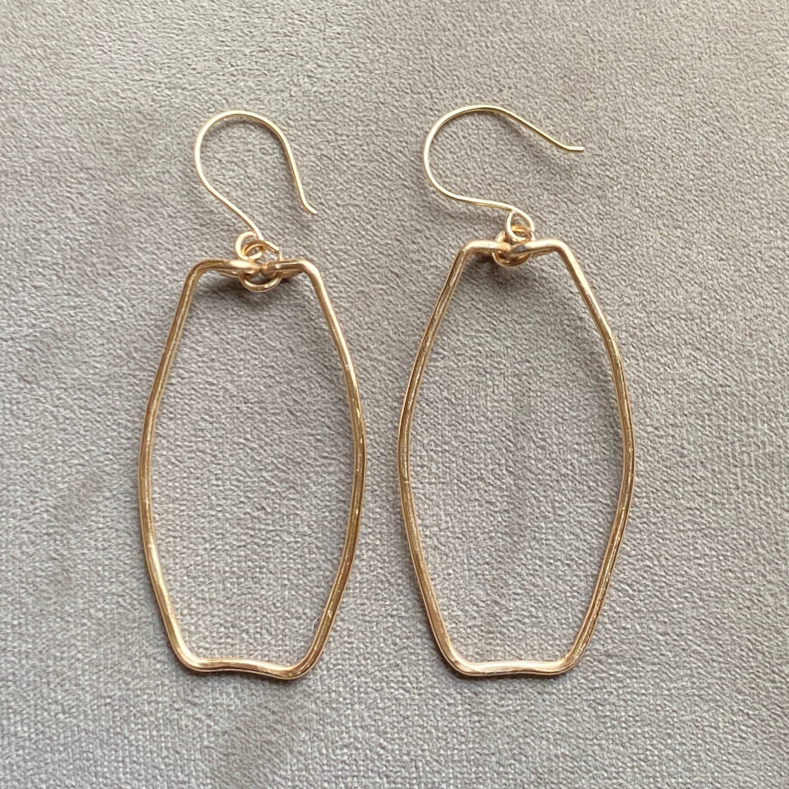 Marble Designs Jewelry - Vendita all'ingrosso Orecchini pendenti - Orecchini a Cerchio in Oro Martellato Rettangolare a Goccia